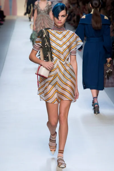 Look 18